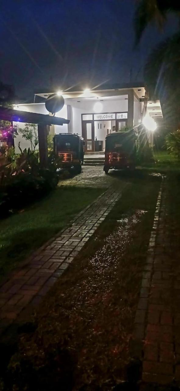 Negombo Royal Villa By Hotel Oviniru Eksteriør billede